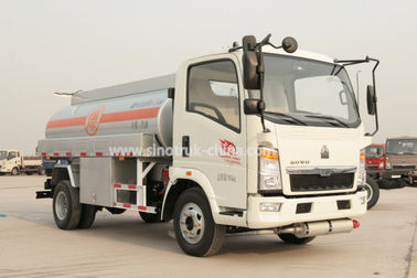 El camión del buque de petróleo de Howo 4×2/arriba el transporte de poca potencia del combustible de la seguridad acarrea 8280 KILOGRAMOS
