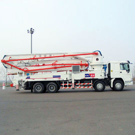 Camión de la bomba concreta de Sinotruk HOWO con el auge telescópico flexible y eficiente de los 21m