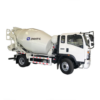Uno mismo de poca potencia del camión del mezclador de cemento de HOWO que carga 4x2 3cbm 5M3