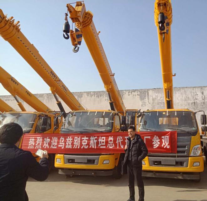 Precio telescópico montado camión de la grúa del auge de la grúa 10ton de Sinotruk HOWO 6X4 10t de la marca del top de China